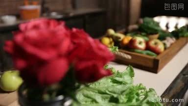 新鲜的<strong>市场</strong>水果和蔬菜在木制托盘躺在家庭厨房的桌子<strong>前景</strong>的红玫瑰花束
